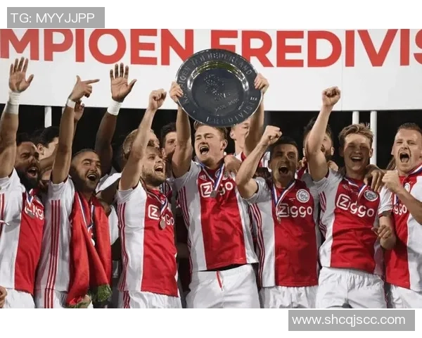 顶级足球明星背后的俱乐部故事与成就解析